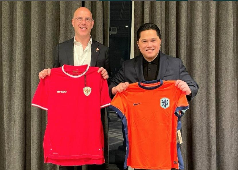 Sekjen Federasi Sepak Bola Belanda (KNVB) Gijs de Jong (kiri) bersama Ketua Umum PSSI Erick Thohir..