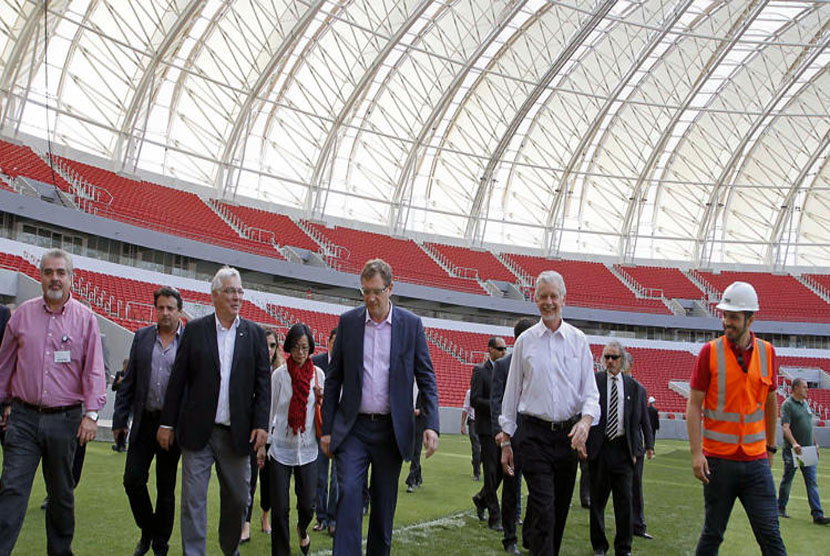 Sekjen FIFA, Jerome Valcke (tengah), ditemani Wali Kota Porto Alegre, Jose Fortunati (dua kanan), meninjau persiapan Stadion Rio Beira di Porto Alegre, Brasil, pertengahan Februari lalu. 