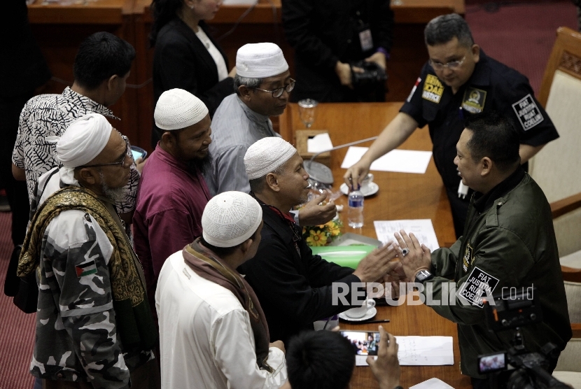  The General Secretary of Muslims Forum (FUI) Muhammad al-Khaththath (second from the left) shake hands with the Head of Commission III Bambang Soesatyo in public hearing session with the representatives of the demonstrators in Jakarta on Tuesday (Feb 21).