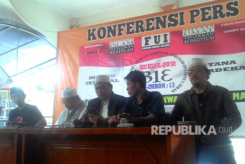 Sekjen Forum Umat Islam (FUI) Muhammad al Khaththath (tengah) memimpin konferensi pers Aksi 313, di Aula Masjid Baiturrahman, Jl. Dr. Sudarsono No. 100, Jakarta Selatan, Kamis (30/3)