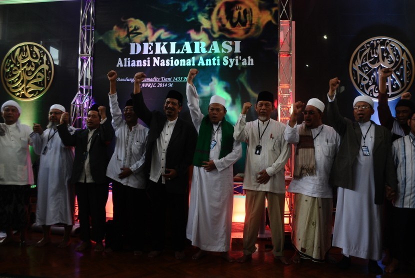 Ketua Harian Aliansi Nasional Anti-Syi'ah, Athian Ali (keempat kiri) bersama tokoh dan ulama pada deklarasi Aliansi Nasional Anti Syi'ah di Masjid Al-Fajr, Bandung, Ahad (20/4).