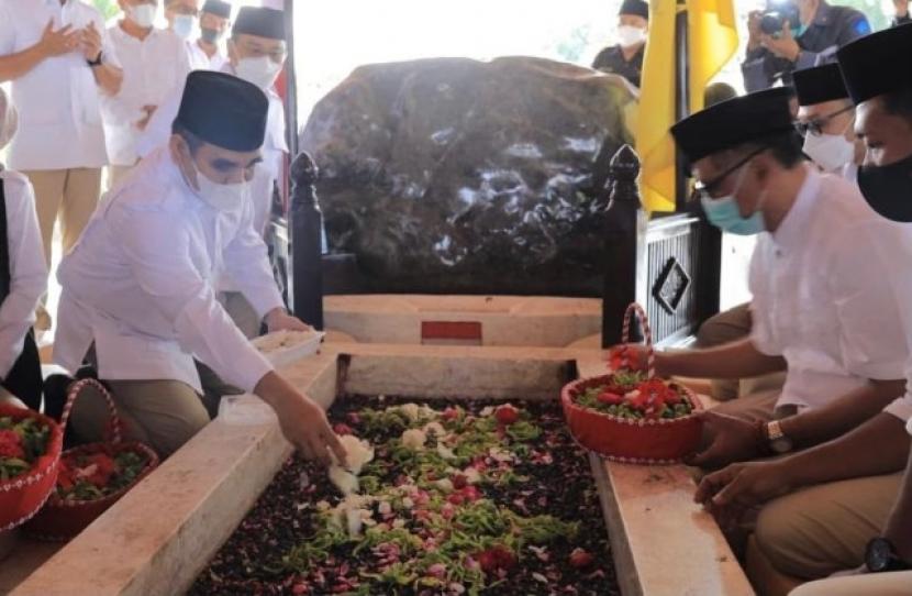 Sekjen Gerindra, Ahmad Muzani, bersama keluarga besar partai berlambang garuda itu ziarah makam Sukarno di Blitar, Senin (31/5)