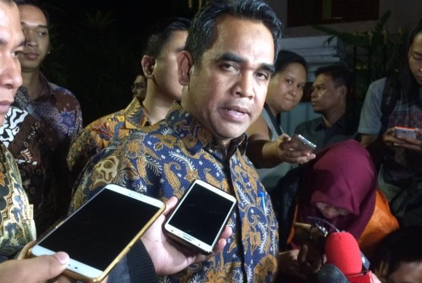 Sekjen Gerindra Ahmad Muzani memberikan keterangan mengenai pertemuan Prabowo dengan sejumlah tokoh informal di jalan Kertanegara No 4, Jakarta Selatan, Senin (10/4).