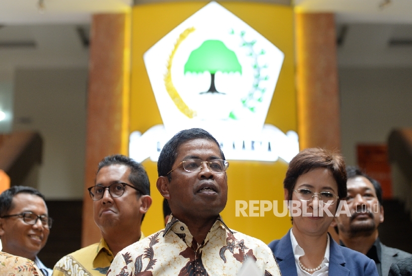 Sekjen Golkar Idrus Marham (tengah) bersama fungsionaris DPP Partai Golkar memberi keterangan pers menanggapi isu-isu terkini di Kantor DPP Golkar