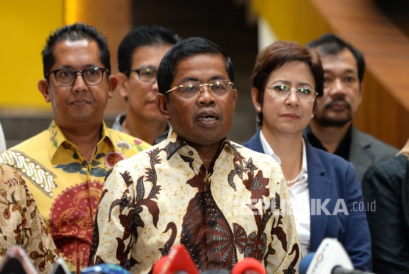 Sekjen Golkar Idrus Marham (tengah) bersama fungsionaris DPP Partai Golkar memberi keterangan pers menanggapi isu-isu terkini di Kantor DPP Golkar, Jakarta, Selasa (25/4).