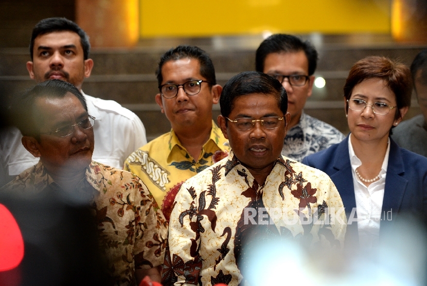 Sekjen Golkar Idrus Marham (tengah) bersama fungsionaris DPP Partai Golkar memberi keterangan pers menanggapi isu-isu terkini terkait Partai Golkar 