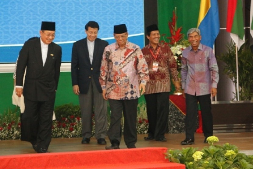 Sekjen ICIS KH Hasyim Muzadi, tiga dari kiri beserta para tokoh dalam Pembukaan Konferensi ke-4 ICIS Malang, Senin (23/11)