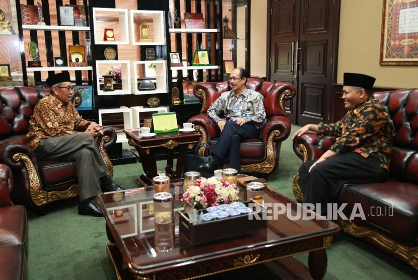 Sekjen Kemenag Nur Syam menerima kunjungan Duta Besar RI untuk Vatikan Antonius Agus Sriyono di ruang kerjanya Kantor Kemenag Jakarta.