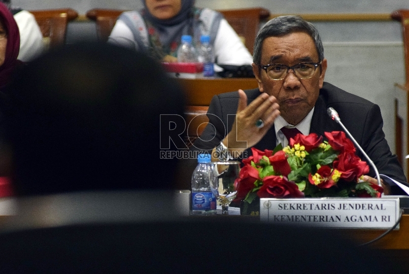 Sekjen Kemenag Nur Syam mengikuti Rapat Dengar Pendapat (RDP) dengan komisi VIII di Kompleks Parlemen, Jakarta (16/12).