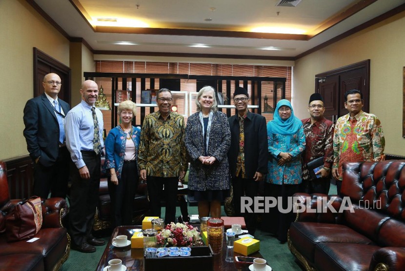 Sekjen Kemenag Nur Syam saat menerima kunjungan Wakil Asisten Sekretaris Departemen Perdagangan Amerika Serikat untuk wilayah Asia Diane Farrell