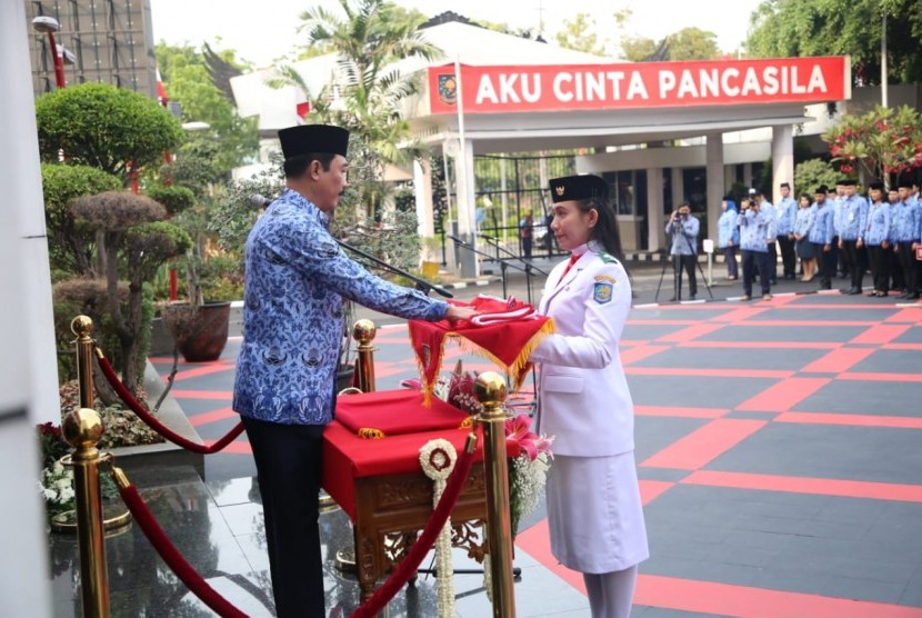 Sekjen Kemendagri Hadi Prabowo menerima bendera dari Paskibraka