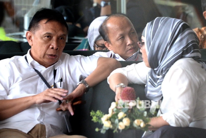  Sekjen Kemendes PDT Anwar Sanusi menunggu pemeriksaan di KPK, Jakarta, Senin (5/6). 