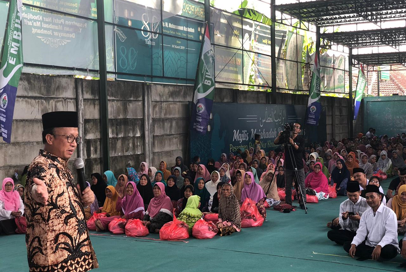 Sekjen Kemendes PDTT Anwar Sanusi dalam acara pembagian ribuan paket sembako gratis kepada masyarakat desa yang kurang mampu di Rumah Mujahadah, Pesantren Mamba’ul Ma’arif, Denanyar, Jombang, Ahad (2/6) lalu. 
