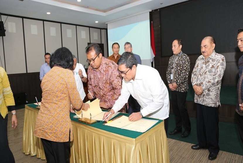 Sekjen Kemendes PDTT Anwar Sanusi melakukan MoU di kantor Kemendes PDTT, Kalibata, Jakarta, Kamis (8/2).