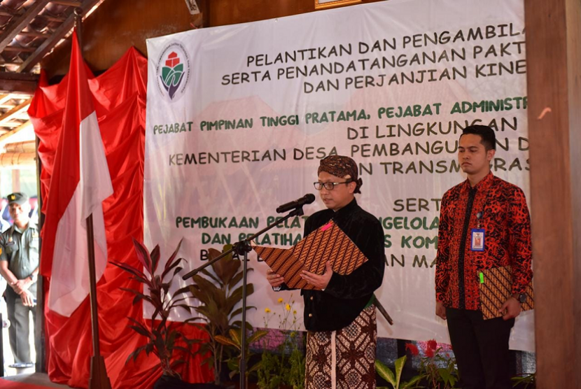 Sekjen Kemendes PDTT Anwar Sanusi melantik sejumlah pejabat daerah di Yogyakarta.