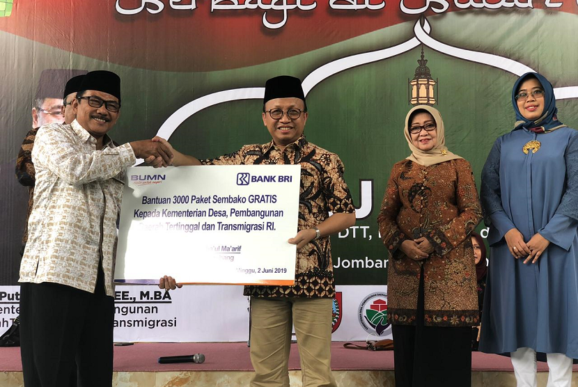 Sekjen Kemendes PDTT Anwar Sanusi membagikan paket sembako gratis kepada masyarakat kurang mampu di Jombang.