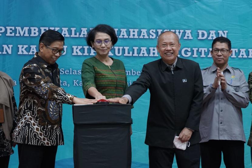 Sekjen Kemendikbudristek, Suharti, dan Rektor Universitas Negeri Jakarta (UNJ), Komarudin pada kegiatan Pembekalan Mahasiswa Penerima KIP Kuliah dan Peluncuran Kartu KIP Kuliah Digital Tahun 2022 di UNJ, Jakarta, Selasa (13/12/2022).