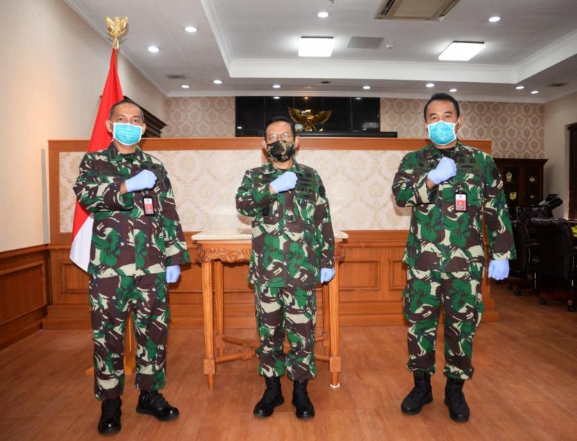 Sekjen Kemenhan Laksdya Agus Setiadji (tengah) memimpin sertijab Karo Humas Setjen Kemenhan dari Brigjen Totok Sugiharto (kanan) kepada Kolonel Ignatius Eko Djoko.