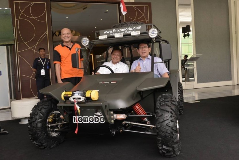 Sekjen Kemenperin Ansari Bukhari didampingi Kapuskom Kemenperin Hartono mencoba mobil offroad produksi PT Fin Komodo Teknologi saat meninjau stand produk-produk unggulan di Pameran Produksi Indonesia (PPI) 2014 di Harris Conventions Festival Citylink, Band