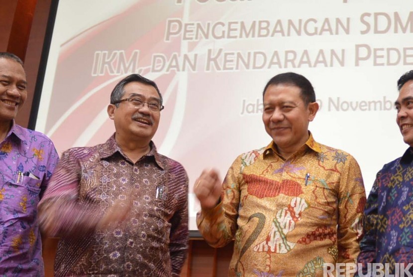 Sekjen Kemenperin Syarif Hidayat (kiri) berbicara dengan Presiden Institut Otomotif Indonesia (IOI) I Made Dana Tangkas usai acara focus discussion group pengembangan SDM industri IKM dan kendaraan pedesaan Indonesia di Jakarta, Selasa (29/11).