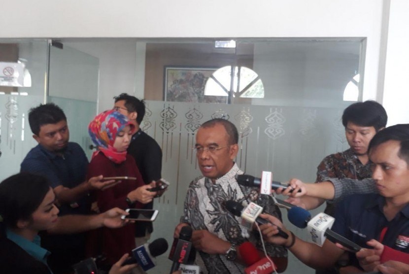 Sekjen Kemenpora Gatot S Dewa Broto memberikan penjelasan terkait kehadiran Presiden RI Jokowi dalam pertandingan persahabatan Indonesia vs Islandia, Jumat (12/1).