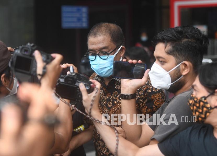 Sekjen Kemensos Hartono Laras meninggalkan gedung KPK usai menjalani pemeriksaan di Jakarta, Rabu (17/3/2021). Hartono diperiksa terkait kasus dugaan korupsi bansos penanganan COVID-19. 