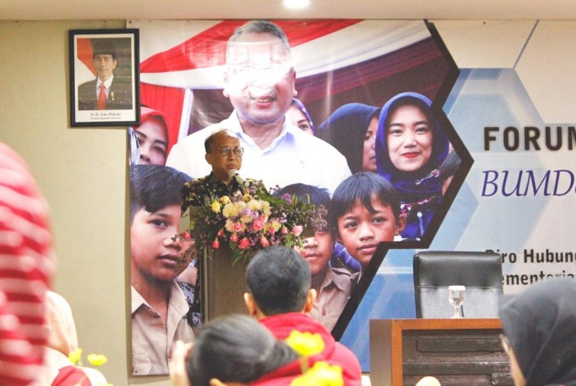 Sekjen Kementerian Desa Pembangunan Daerah Tertinggal dan Transmigrasi Anwar Sanusi memberikan arahan kepada peserta Forum Tematik Bakohumas di Malang, Jawa Timur, Kamis (25/4). Peserta juga melakukan kunjungan ke Desa Wisata Pujon Kidul yang dikeloka BUMDes setempat.