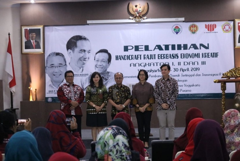 Sekjen Kementerian Desa, Pembangunan Daerah Tertinggal dan Transmigrasi (Kemendes PDTT) Anwar Sanusi membuka pelatihan handicraft rajut berbasis ekonomi kreatif, di Balai Besar Latihan Masyarakat (BBLM) Yogyakarta, Sabtu (27/4). 