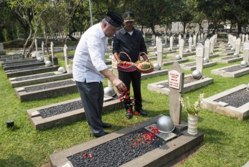 Sekjen Kementerian Kesehatan Untung Suseno menabur bunga di makam pahlawan yang berjasa dalam bidang kesehatan di Taman Makam Pahlawan Nasional Utama, Kalibata, Jakarta, Rabu (4/11).