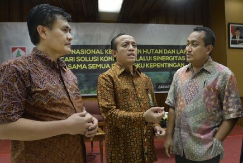 Sekjen Kementerian Lingkungan Hidup dan Kehutanan Bambang Hendroyono (tengah) berbincang dengan Ketua Umum DPP Persatuan Sarjana Kehutanan Indonesia (PERSAKI) Poedji Churniawan (kanan) dan Direktur Eksekutif Asosiasi Pengusaha Hutan Indonesia (APHI) Purwad