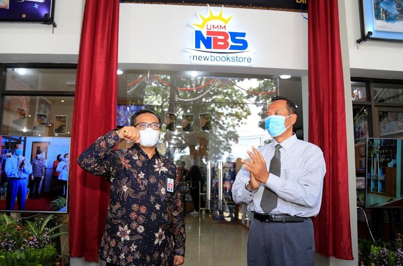 Sekjen Kementerian Pekerjaan Umum dan Perumahan Rakyat (PUPR) Ir Mohammad Zainal Fatahm (kiri) dan Rektor Universitas Muhammadiyah Malang (UMM) Dr Fauzan, M.Pd saat menghadiri soft launching New Book Store (NBS) UMM pada Senin (20/6/2022).