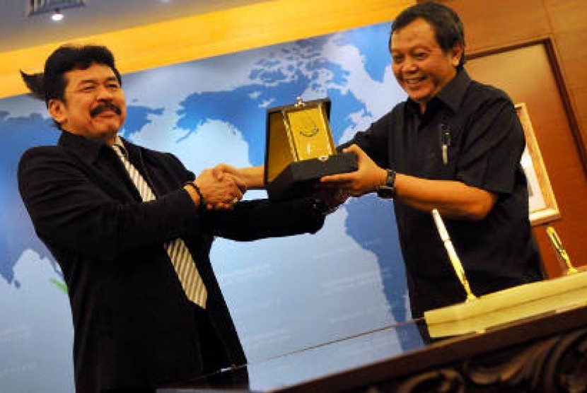  Sekjen kementerian Perdagangan Gunaryo (kiri), bersama Jaksa Agung Muda Bidang Perdata dan Tata Usaha Negara Burhanuddin melakukan kerjasama bidang perdata dan tata usaha negara di Jakarta, Rabu (8/5/2013)