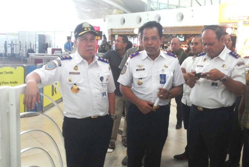 Sekjen Kementerian Perhubungan Sugihardjo (kiri), didampingi Kepala Otoritas Bandara Wilayah II Medan Kualanamu, Nur Isnin (kedua kanan), saat meninjau kesiapan Bandara Kualanamu mengantisipasi lonjakan penumpang Natal dan Tahun Baru, Sabtu (23/12).