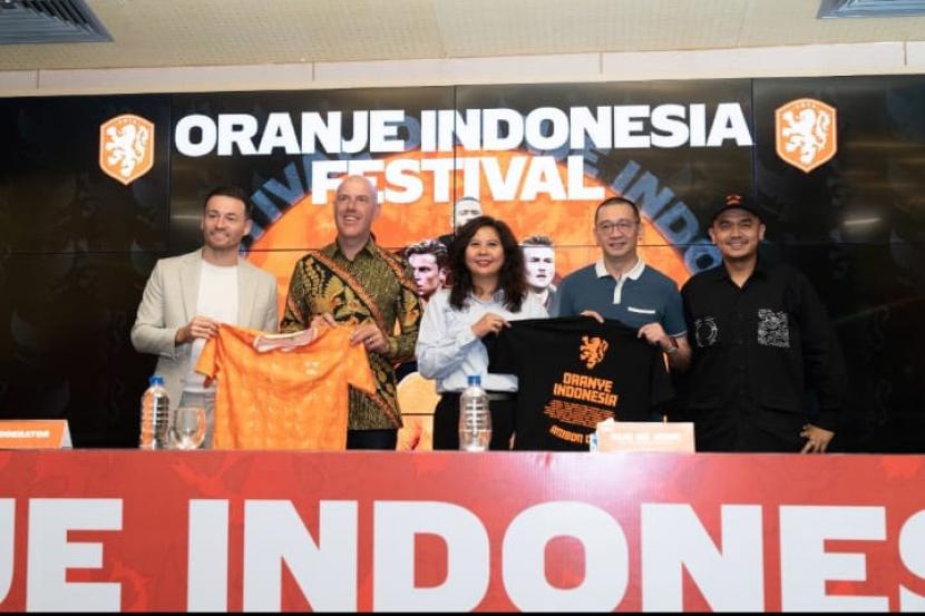 Sekjen KNVB Gijs de Jong dan Wasekjen PSSI Maaike Ira Puspita dalam konferensi pers Festival Oranje Indonesia di Stadion Utama Gelora Bung Karno, Kamis (1/9/2022).