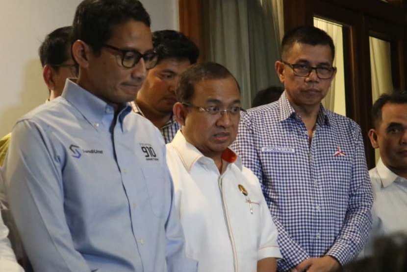 Sekjen koalisi Prabowo - Sandiaga menyampaikan keterangan pers usai menggelar pertemuan rutin koalisi di Jalan Daksa, Jakarta, Senin (10/9). 