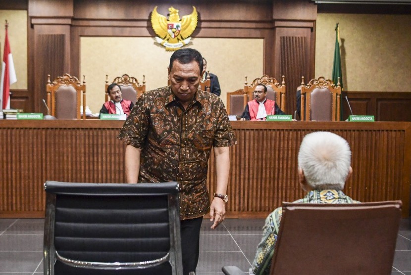 Sekjen Komite Olahraga Nasional Indonesia (KONI) Ending Fuad Hamidy (kiri).
