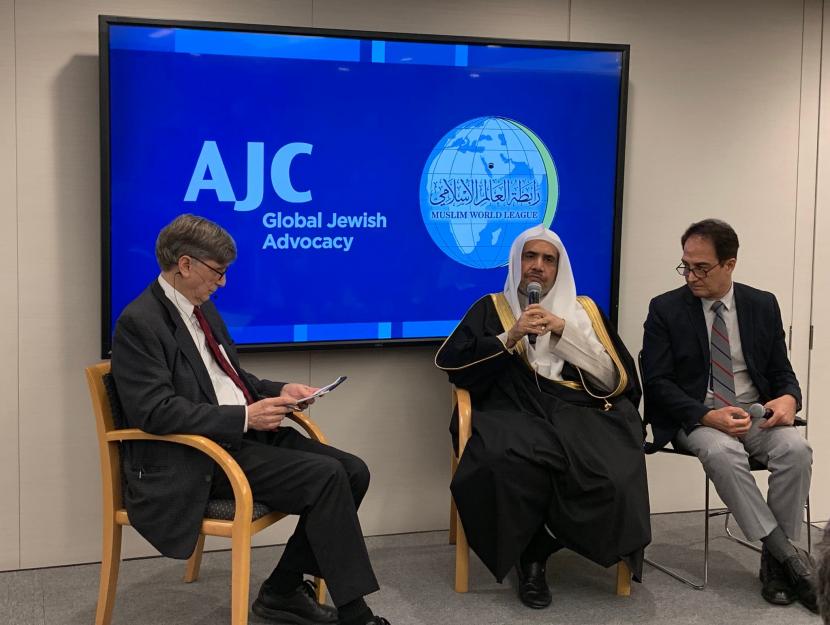 Sekjen Liga Dunia Muslim Mohammed Al-Issa selama penandatanganan nota kesepahaman dengan AJC untuk memajukan pemahaman Muslim-Yahudi. (Foto milik: MWL)