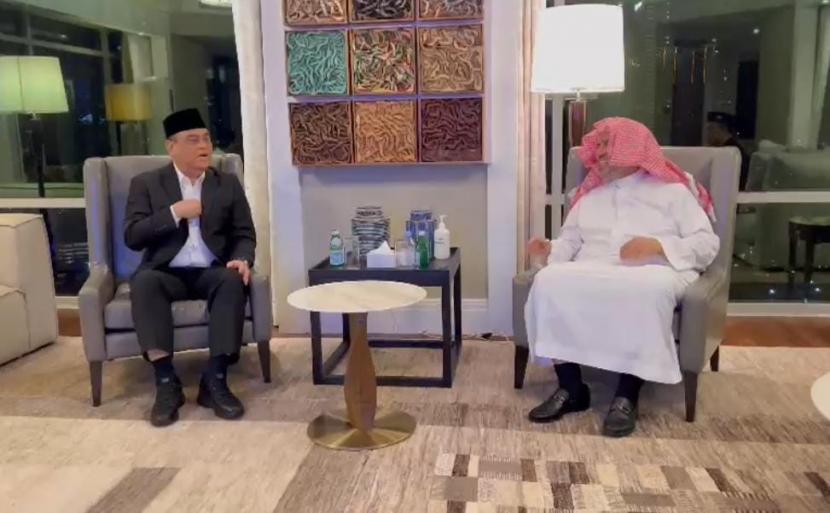 Sekjen Liga Muslim Dunia Dr Syaikh Muhammad Abdul Karim Al-Isa berdiskusi dengan Wapres Dunia Melayu Dunia Islam (DMDI) Komjen (Purn) Haji Syafruddin di Kuala Lumpur, Malaysia pada Kamis (30/6/2022). 