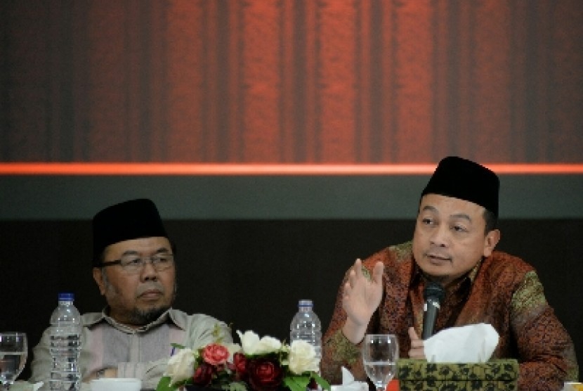 Sekjen Majelis Intelektual & Ulama Muda Indonesia Bachtiar Nasir (kanan).