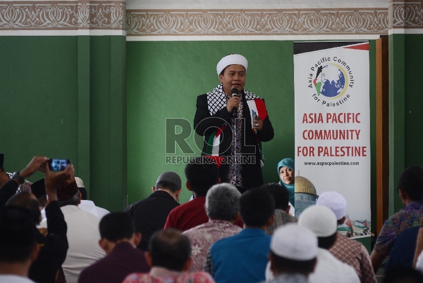 Sekjen MIUMI Fahmi Salim memberikan pernyataan sebelum menandatangani surat pernyataan bersama yang diasosiakan oleh Asia Pasific Comunity for Palestine (ASPAC) usai Shalat Jumat bersama di Masjid Al Azhar, Jumat (17/9).