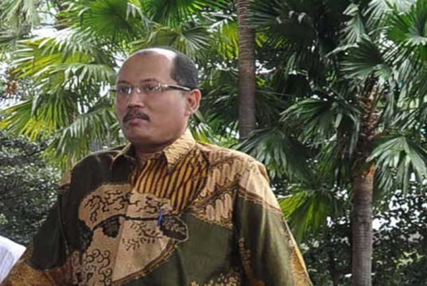 Sekjen MK Janedjri Mahilli Gaffar berjalan saat memenuhi panggilan KPK di Gedung KPK, Jakarta, Selasa (24/12).