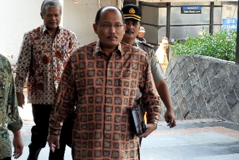 Sekjen MK Janedri M Gaffar (Tengah) mendatangi gedung KPK Jakarta, Jumat(11/10). 