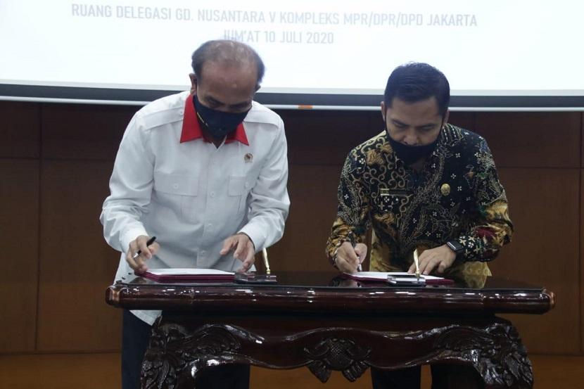 Sekjen MPR Maruf Cahyono (kanan) dan Kepala Badan Siber dan Sandi Negara (BSSN) Letjen TNI (Purn) Hinsa Siburian menandatangani MoU Perlindungan Informasi dan Transaksi Elektronik, di Ruang Delegasi, Gedung Nusantara V, Kompleks MPR/DPR RI, Senayan Jakarta, Jumat (10/7).