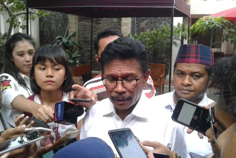 Sekjen Nasdem Johnny G Plate berbicara kepada wartawan di Posko Cemara, Menteng, Jakarta Pusat, Rabu (19/9).