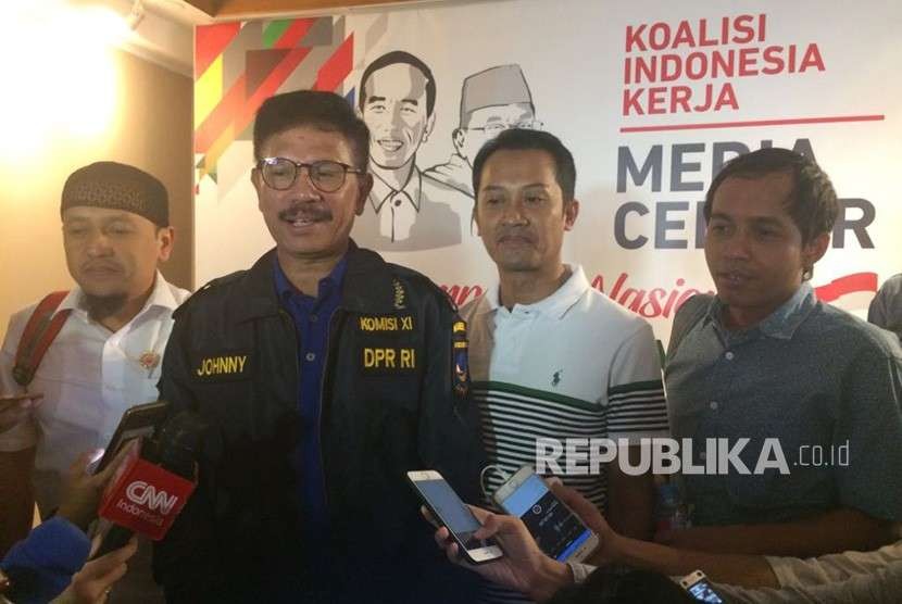 Sekjen Nasdem Johnny G Plate bersama sekjen pantai Koailisi Indonesia Kerja (KIK) usai pertemuan di Posko Cemara, Menteng, Jakarta Pusat, Ahad (19/8).