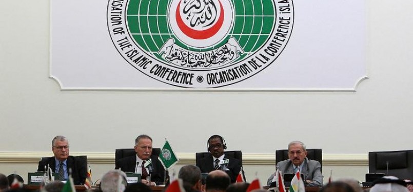 Sekjen OKI, Ekmeleddin Ihsanoglu (dua dari kiri), dan para anggota dewan eksekutif OKI.