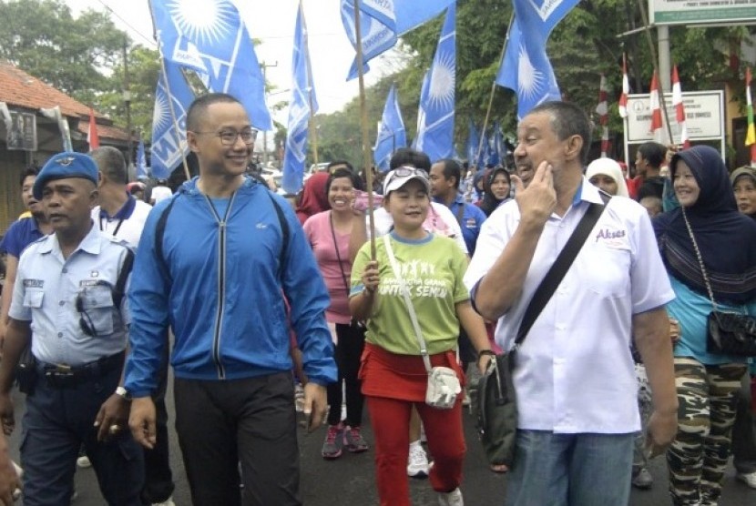 Sekjen PAN, Eddy Soeparno melakukan jalan santai di Cirebon, Jabar dalam rangka ulang tahun PAN ke-18 tahun, Ahad (28/8).