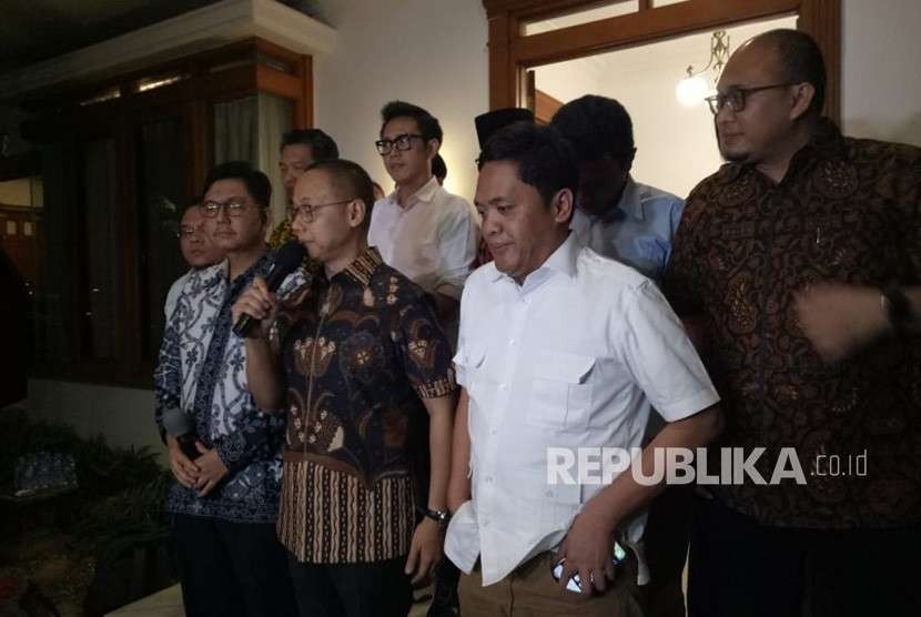 Sekjen PAN Eddy Soeparno menyampaikan  keterangan pers usai menggelar pertemuan dengan para jubir koalisi pendukung Prabowo - Sandiaga di Jalan Daksa, Jakarta, Selasa (4/9). 