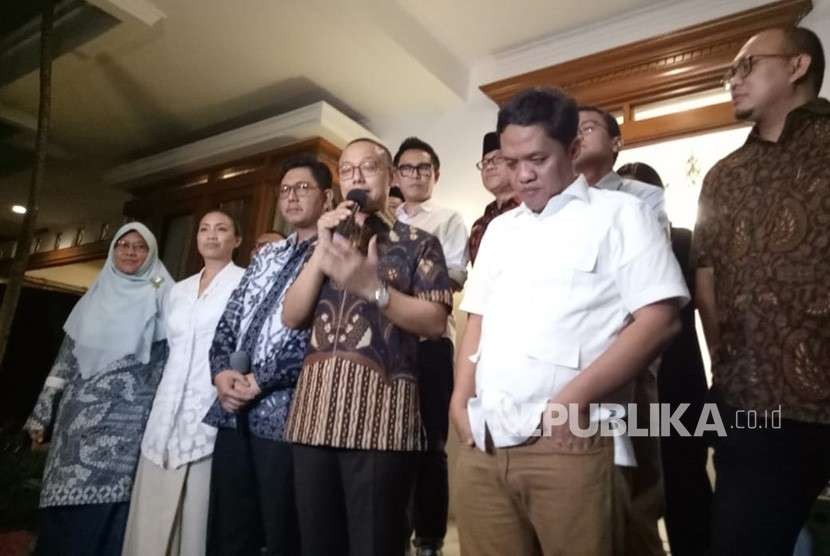 Sekjen PAN Eddy Soeparno menyampaikan  keterangan pers usai menggelar pertemuan dengan para jubir koalisi pendukung Prabowo - Sandiaga di Jalan Daksa, Jakarta, Selasa (4/9). 