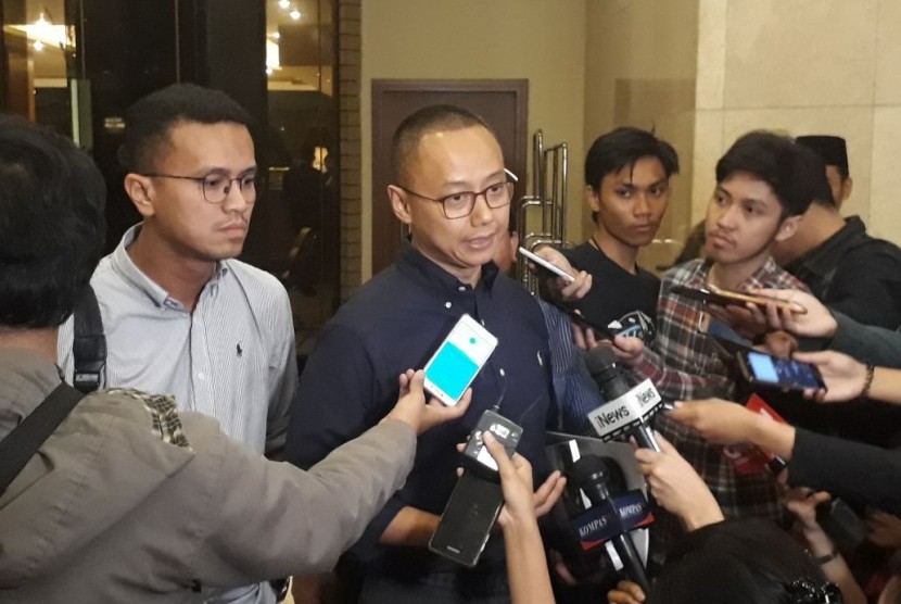 Sekjen PAN Eddy Soeparno menyampaikan keterangan pers usai pertemuan PA 212 dan sejumlah pimpinan partai politik, Hotel Sultan, Jakarta, Senin (23/7).